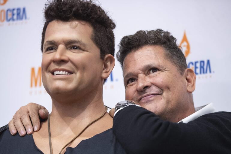 El cantautor colombiano Carlos Vives posa junto a su figura de cera en el Museo de Cera de México (México). Vives desveló una figura suya, una auténtica réplica del llamado 'Rey del vallenato', en el Museo de Cera de la Ciudad de México, lo que consideró "el honor más grande" que ha recibido del pueblo mexicano. 
