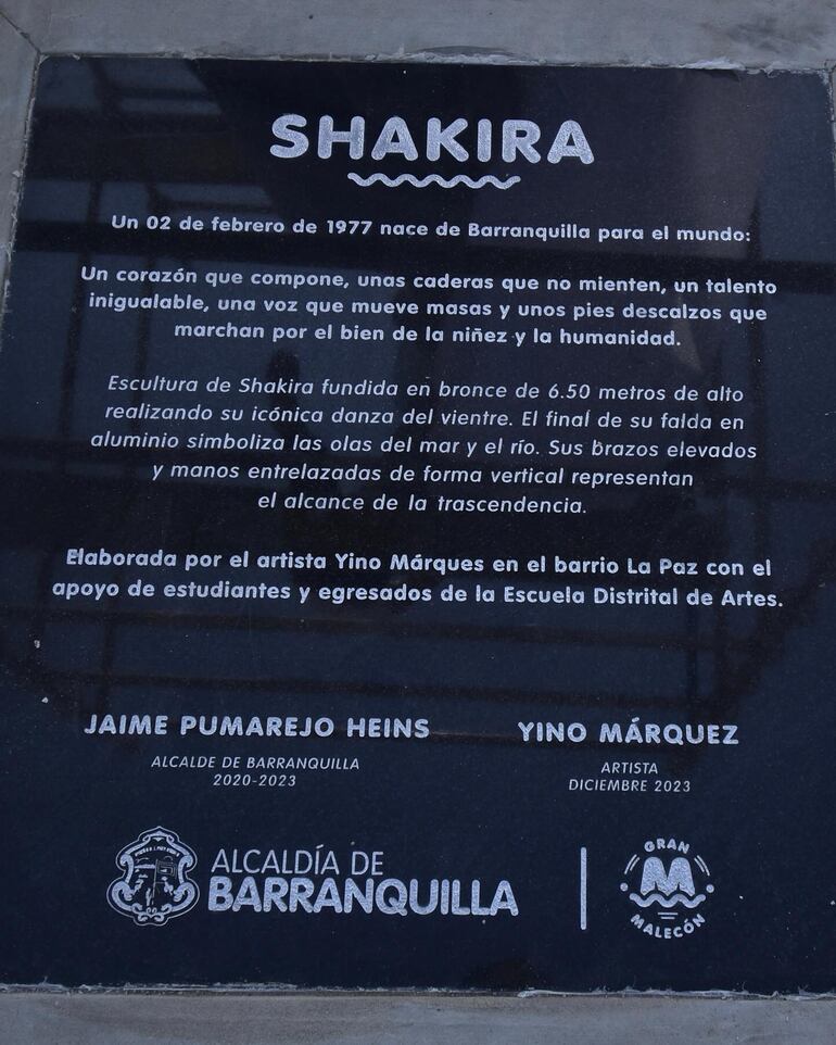 Dedicatoria al pie de la escultura de Shakira. “Esto en demasiado para mi corazoncito”, expresó la artista en sus redes. (Instagram/Shakira)