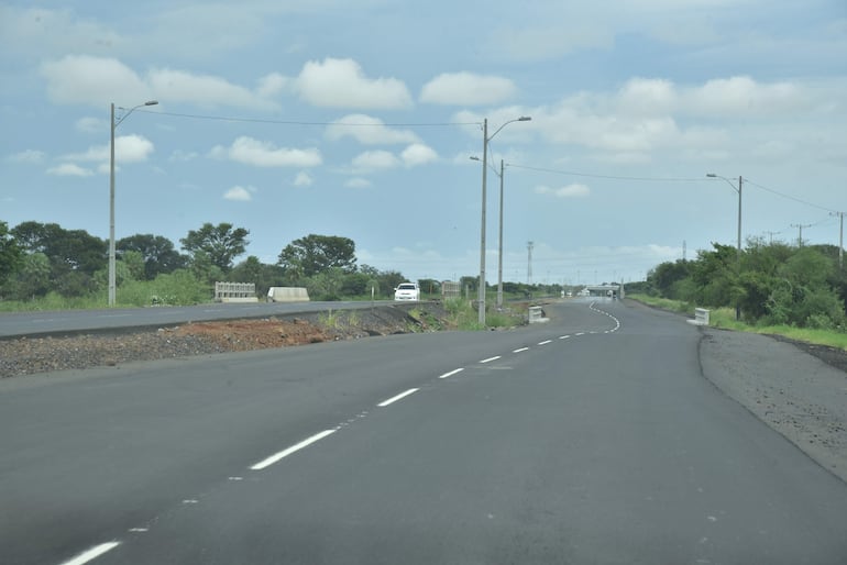 La ruta a Falcón ya se duplicó, pero pese a que aún hay varias obras por ejecutar, no se ve ningún trabajo en la zona. 