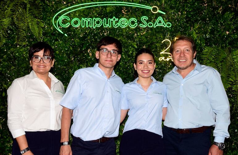 De padres a hijos: Blanca Céspedes, Iván Otazú, Cecilia Otazú y Gustavo Otazú, directivos de Computec SA.