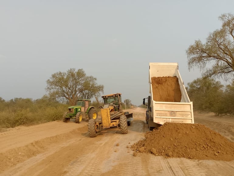 Caminos vecinales de la zona del Río Pilcomayo, distrito de Mariscal Estigarribia fueron intervenidos en los últimos días por la Secretaría de Obras Públicas de la Gobernación de Boquerón, esto tras reclamo de los pobladores ante el temor de quedar aislados.