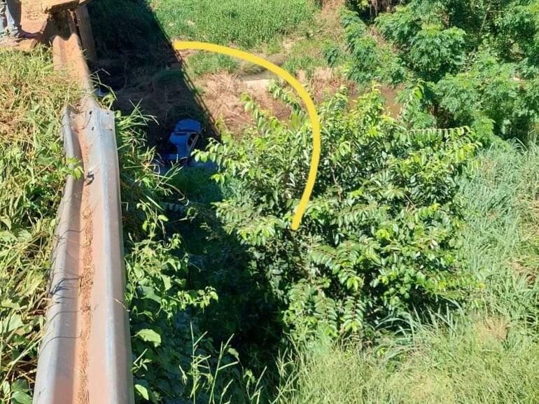 Vehículo cayó de un puente ubicado luego de una pelirosa a curva en una compañía de Colonia Independencia.