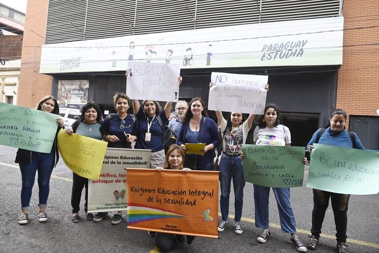 Referentes de 12 organizaciones protestaron frente al MEC, donde presentaron una nota pidiendo el cese del plan experimental "12 Ciencias", de María Judith Turriaga.