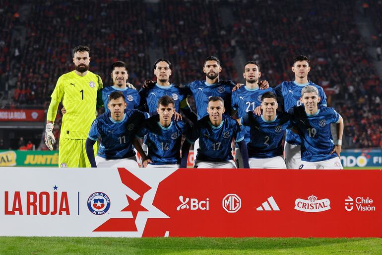 Los jugadores de la selección paraguaya en la foto previa al amistoso internacional frente a Chile en el estadio Nacional, en Santiago, Chile.