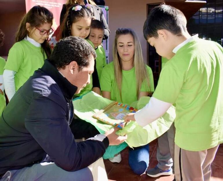 Alumnos del preescolar de la Escuela Nuestra Sra. del Pilar,muestran al intendente municipal Fernando Ramírez, el trabajo de reciclado elaborado en la institución.