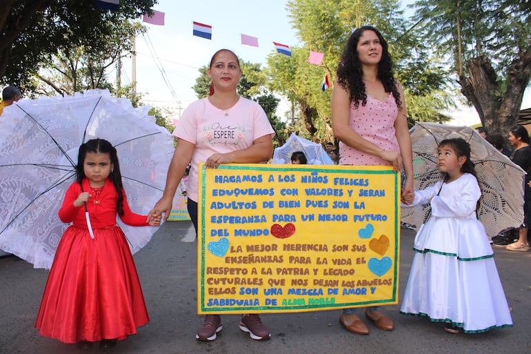 Las niñas de la escuela básica 248 lucieron indumentarias de la época colonial.