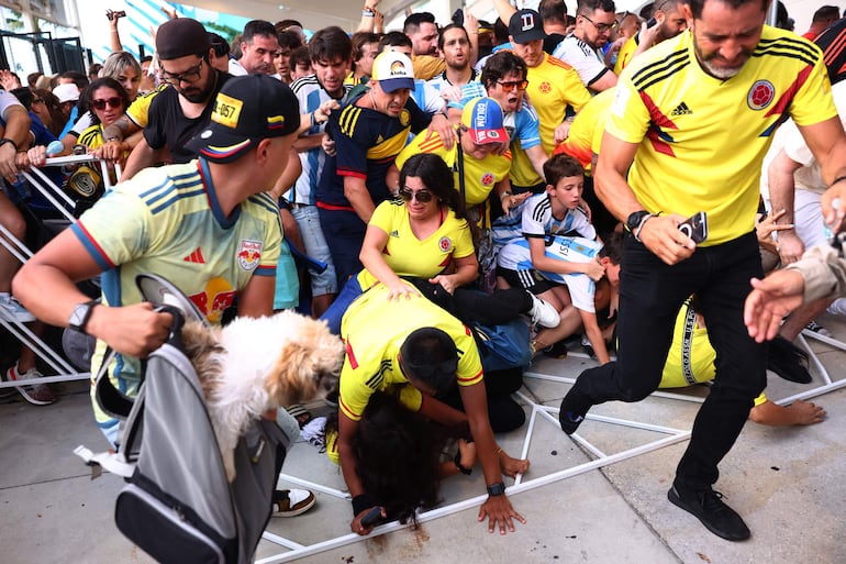 El ingreso al Hard Rock Stadium para la final de la Copa América 2024 fue desbordado por hinchas colombianos y argentinos, obligando al retraso del inicio del partido entre Argentina y Colombia. 