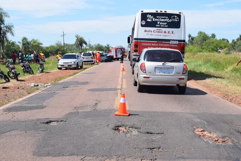 El bache que se encontraba sobre la calzada en el acceso Carapeguá-Acahay, habría ocasionado el accidente fatal.