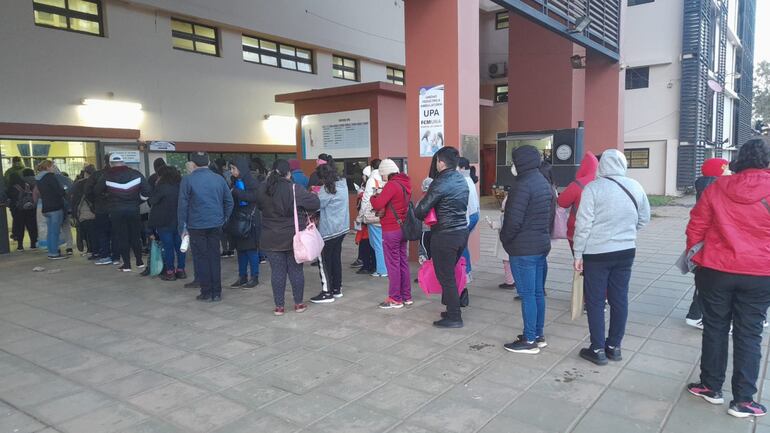 Pacientes y familiares de pacientes soportan el frío en el Hospital de Clínicas.