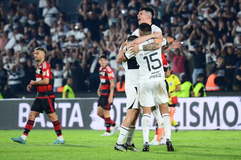 Los jugadores de Olimpia celebran el triunfo sobre Flamengo y clasificación a los cuartos de final de la Copa Libertadores 2023 en el estadio Defensores del Chaco, en Asunción.