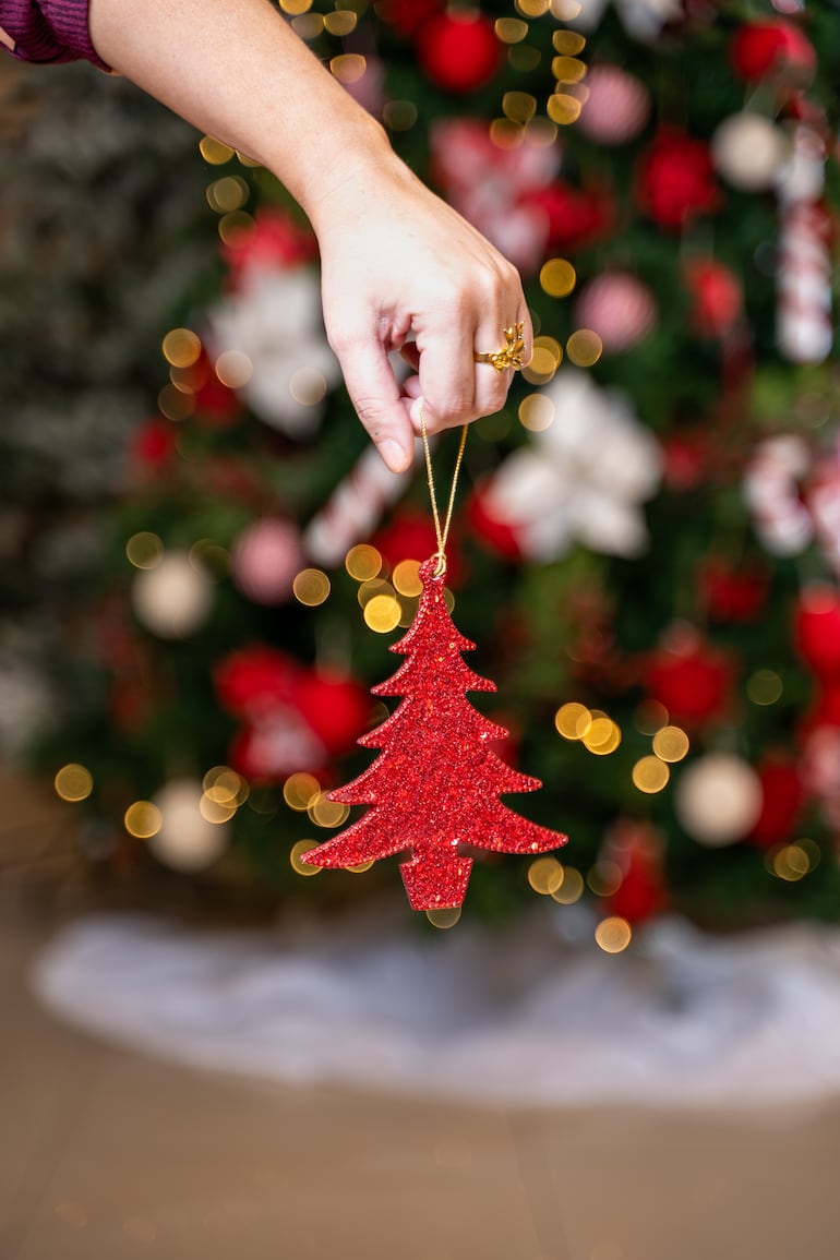 Algunas referencias nos llevan a la época de los antiguos celtas quienes tenían por tradición colocar ornamentos como frutas y velas en los robles como símbolo de regeneración de la vegetación y la vuelta al sol.