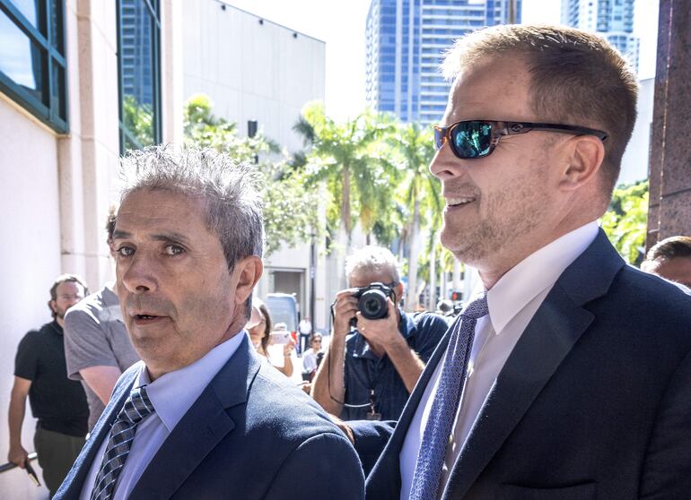 Carlos De Oliveira (i) llega a un Tribunal de Miami para declarar en el caso de los documentos secretos y que involucra al expresidente de Estados Unidos, Donald Trump.  (EFE)