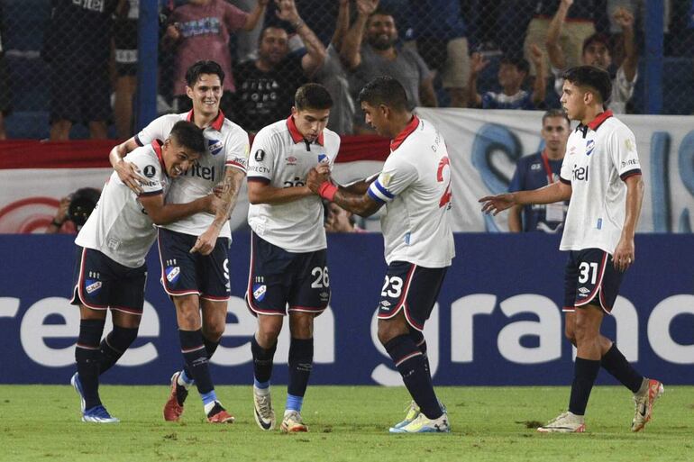 Rubén Bentancourt (2-i) de Nacional celebra un gol este miércoles, en un partido de la segunda fase de la Copa Libertadores entre Club Nacional y Puerto Cabello en el estadio Gran Parque Central en Montevideo (Uruguay).