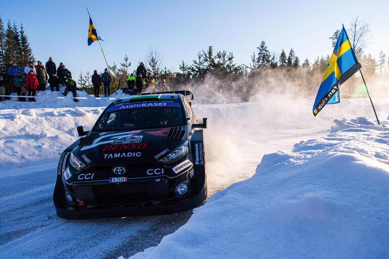 Elfyn Evans sigue líder en Suecia