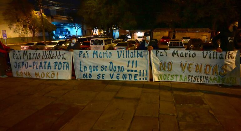 Los vecinos de Limpio llegaron con  pancartas ayer frente a la Catedral para reclamar que “devuelvan las tierras donadas”.