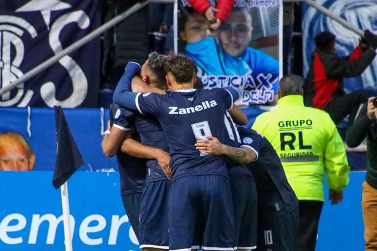 Alex Arce celebra con sus compañeros el gol de penal contra Mitre de Santiago del Estero por la ronda 20 de la Primera Nacional, la segunda categoría del fútbol argentino.