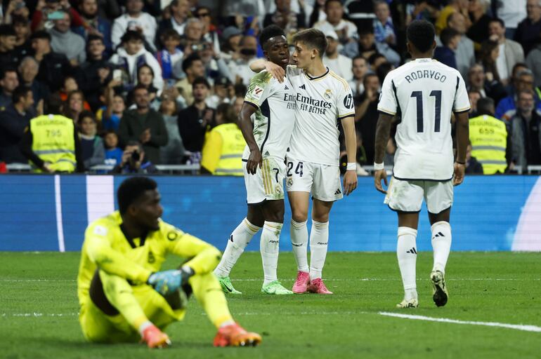 El centrocampista turco del Real Madrid Arda Guler (c) celebra su gol durante el partido de la jornada 36 de LaLiga que Real Madrid y Deportivo Alavés disputan este martes en el estadio Santiago Bernabéu, en Madrid.