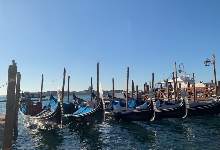 Góndolas frente a la Plaza de San Marcos en Venecia. Tres meses después de la dramática inundación, la ciudad se queja de que hay muy pocos visitantes. Foto: Annette Reuther/dpa