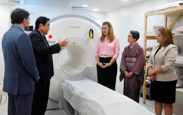 Autoridades del Incan junto a la ministra de Salud, María Teresa Barán y  la embajadora del Japón Nakatani Yoshie. 
.