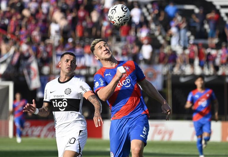 Derlis González (Olimpia) pelea el balón con Jorge Morel (Cerro Porteño), en Para Uno.