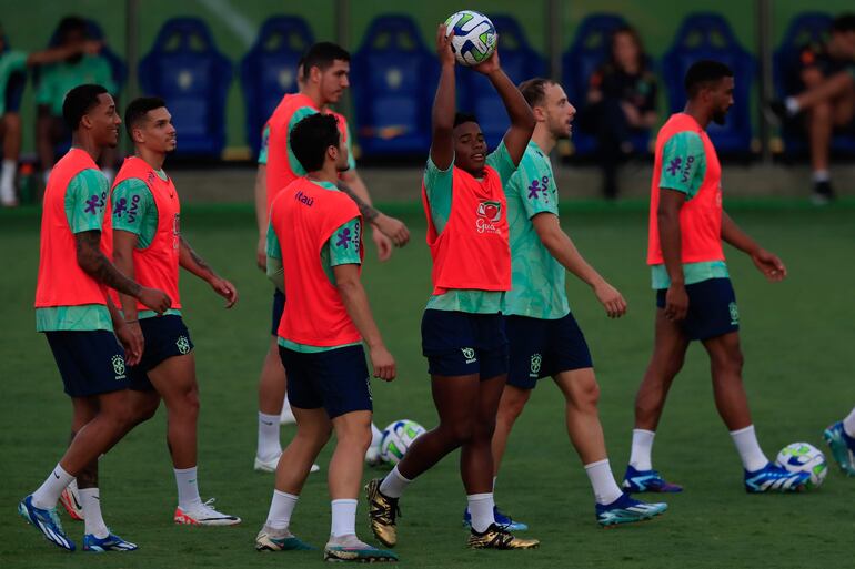 Brasil entrena para recibir el martes a la Argentina