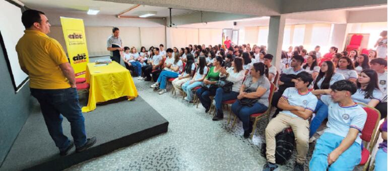 Visita de estudiantes de Caacupé