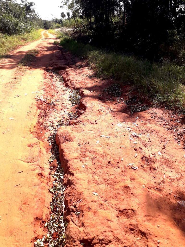 Un sector del camino que une a las compañías Comandante Peralta y Rincón del distrito de Quiindy. Los pobladores de la zona urgen su reparación.