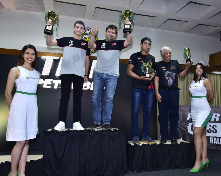 Juan y Augusto Plate (padre e hijo) celebran en lo más alto del podio el campeonato conseguido en la T3.1 Turbo (UTV).