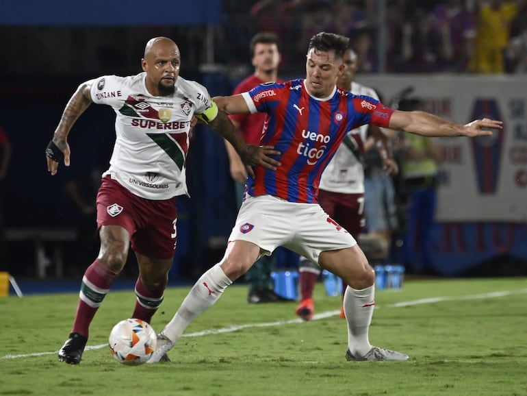 El argentino Diego Churín (d), futbolista de Cerro Porteño, pelea por el balón en un partido frente a Fluminense por la tercera fecha del Grupo A de la Copa Libertadores 2024 en el estadio La Nueva Olla, en Asunción.