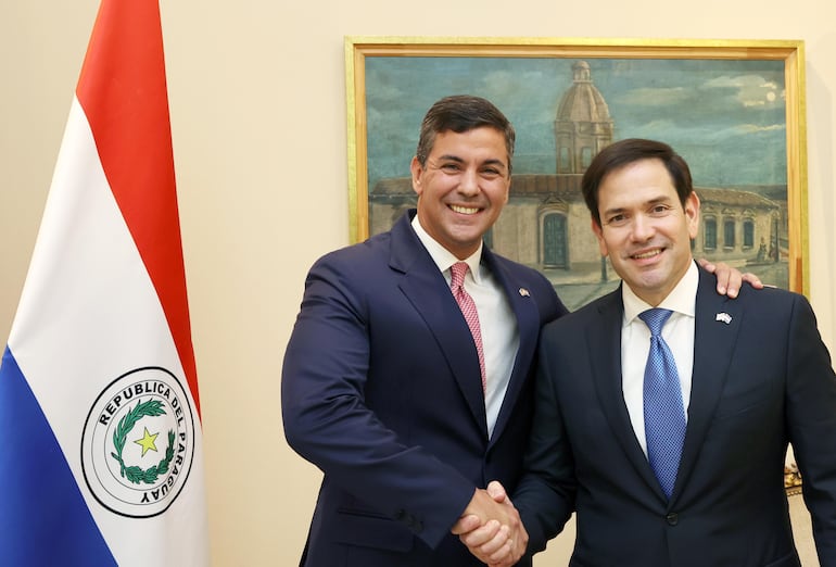 El presidente de Paraguay, Santiago Peña, saluda a Marco Rubio, senador republicano por el estado de la Florida (Estados Unidos).