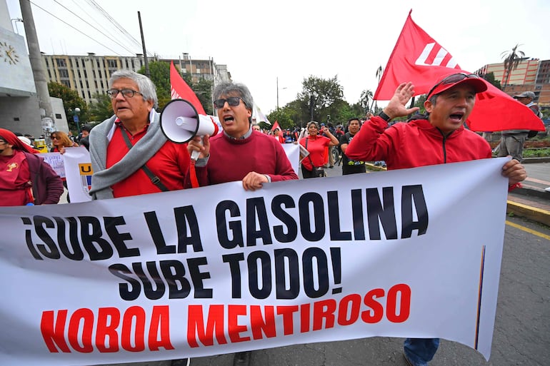 Un hombre grita consignas durante una manifestación convocada por sindicatos y movimientos sociales para protestar por el aumento de los precios de los combustibles en Quito.