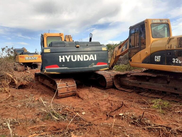 Maquinarias pesadas fueron encontradas operando en el inmueble, desmontando hectáreas y hectáreas de bosques. 