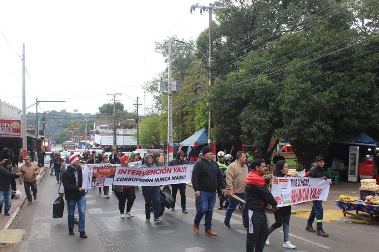 Vecinos autoconvocados de Ñemby realizaron una caminata para exigir transparencia en el manejo de los recursos de la Municipalidad y la inmediata renuncia del intendente colorado, Tomás Olmedo.