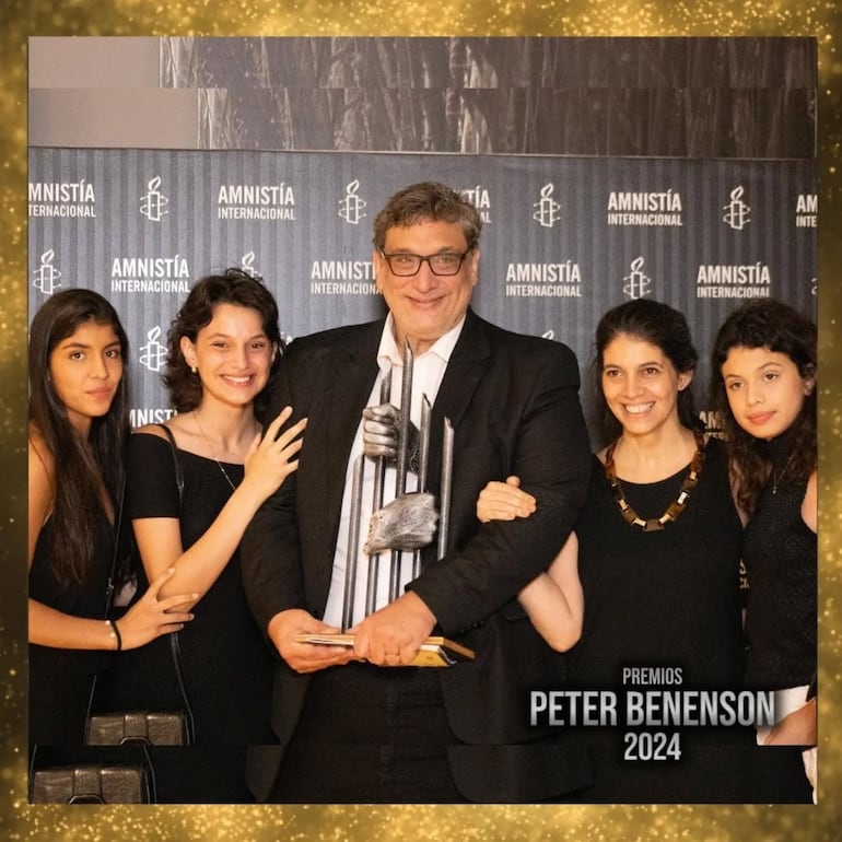 El periodista Diego Marini rodeado de hermosa familia posa feliz con su Premio Peter Benenson. (Instagram/Diego Marini)