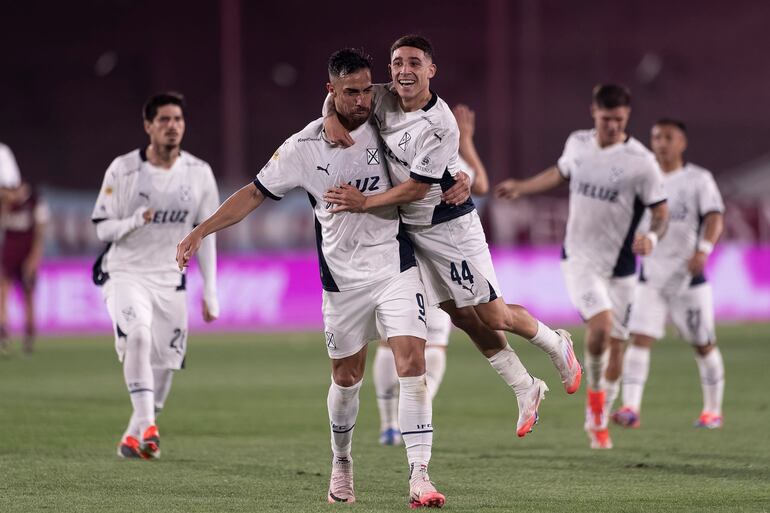 Gabriel Ávalos (i), futbolista de Independiente de Avellaneda, celebra un gol en el partido frente a Lanús por la fecha 18 de la Liga Profesional en el estadio Ciudad de Lanús, en Lanús, Argentina.