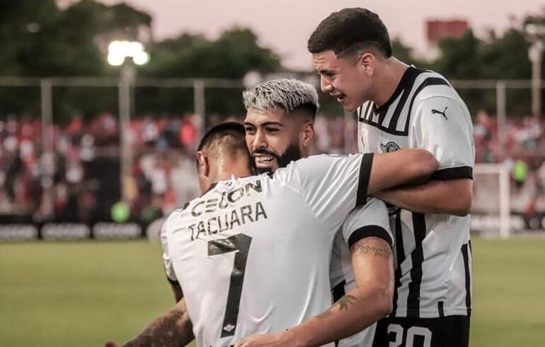 El argentino Alexander Barboza (c), futbolista de Libertad, celebra un gol con Óscar Cardozo (i) y Enzo González en un partido del fútbol paraguayo en el estadio La Huerta, en Asunción. 