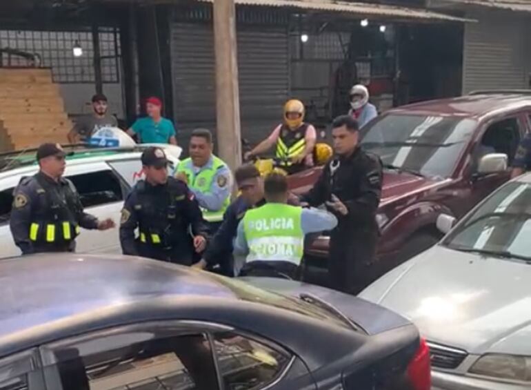 La pelea no pasó a mayores pero hubo golpes de puños de ambos lados.