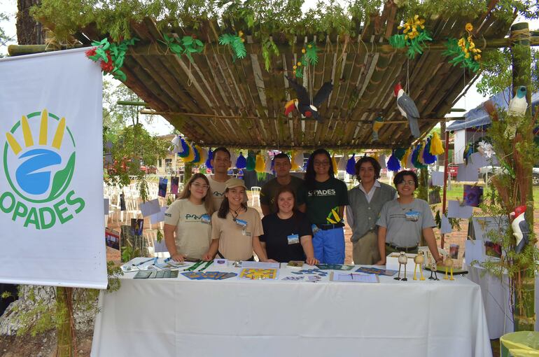 Miembros de la Organización Paraguaya de Conservación y Desarrollo Sustentable (OPADES) con su stand en la Expo Eco de Independencia.