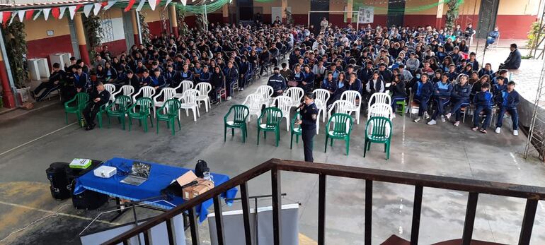 Arroyos y Esteros: con charlas educativas advierten a los jóvenes sobre los daños que causa el consumo de drogas.