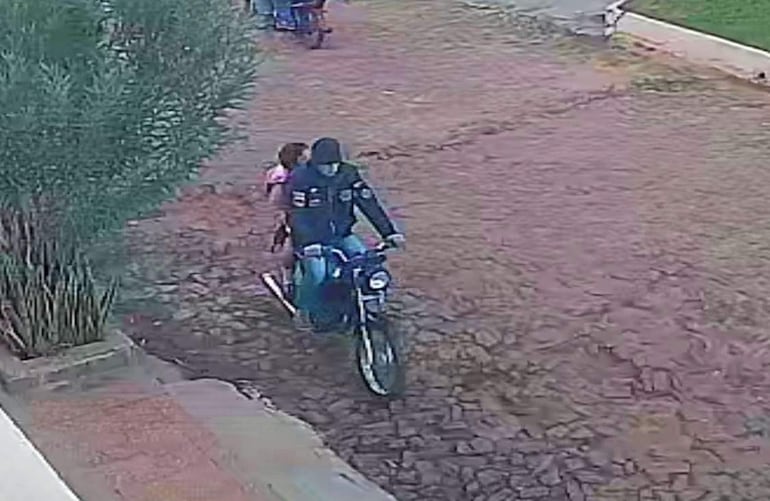 Cámaras de circuito cerrado captaron el momento en el que el hombre, bajo engaños, subió a la niña a su moto. Ocurrió en Villarrica.
