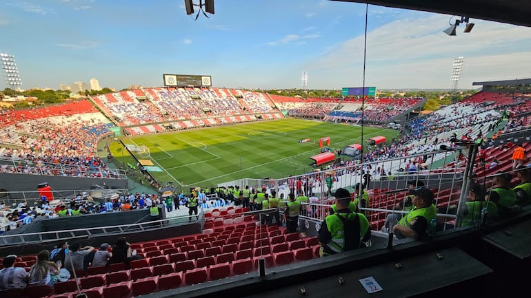 El estadio Defensores del Chaco en la previa de Paraguay vs. Argentina.