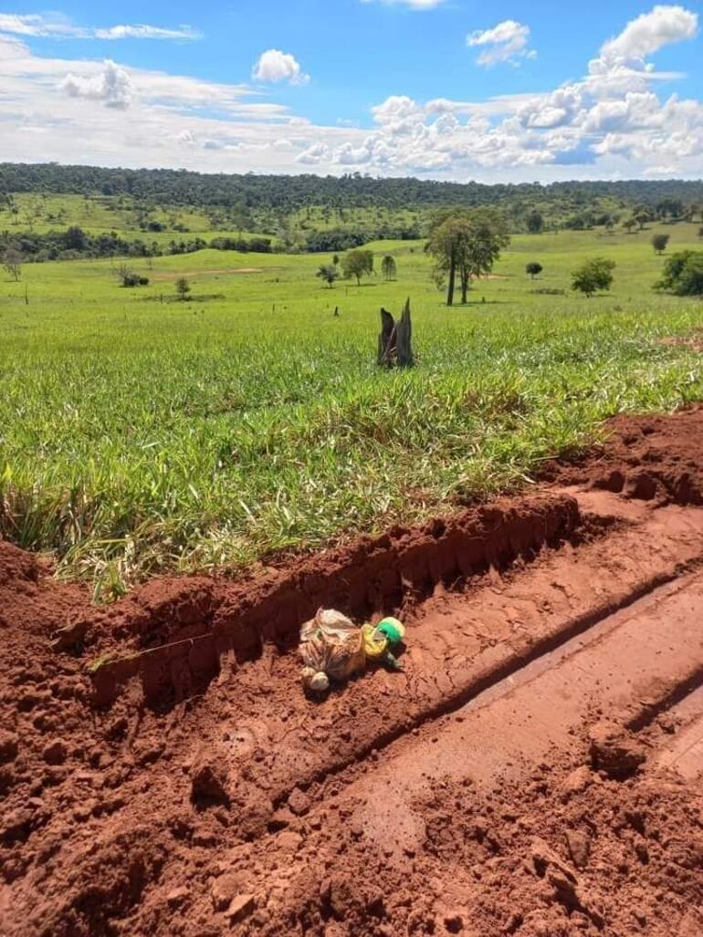 Agentes de la Fuerza de Tarea Conjunta hallaron un explosivo semienterrado en un camino vecinal cerca del cerro Guasu Porã