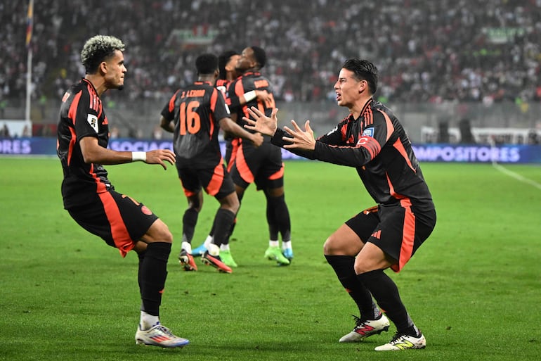 Los colombianos Luis Díaz y James Rodríguez celebran tras el tanto del empate del elenco cafetero ante Perú.