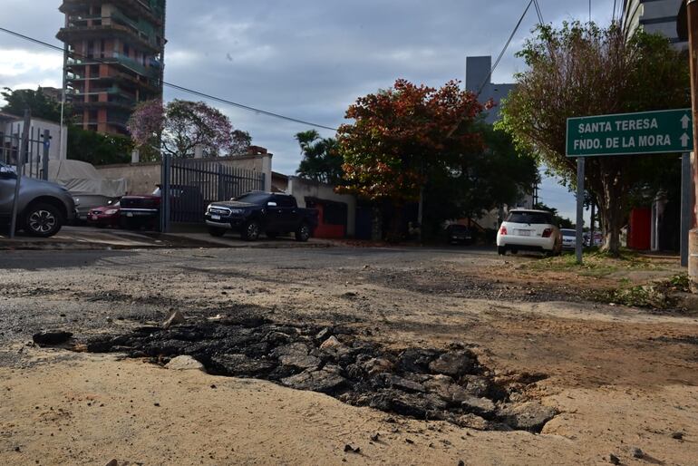 Así quedó la calle luego de haber sido intervenida por la ESSAP tras el recapado de la comuna capitalina.