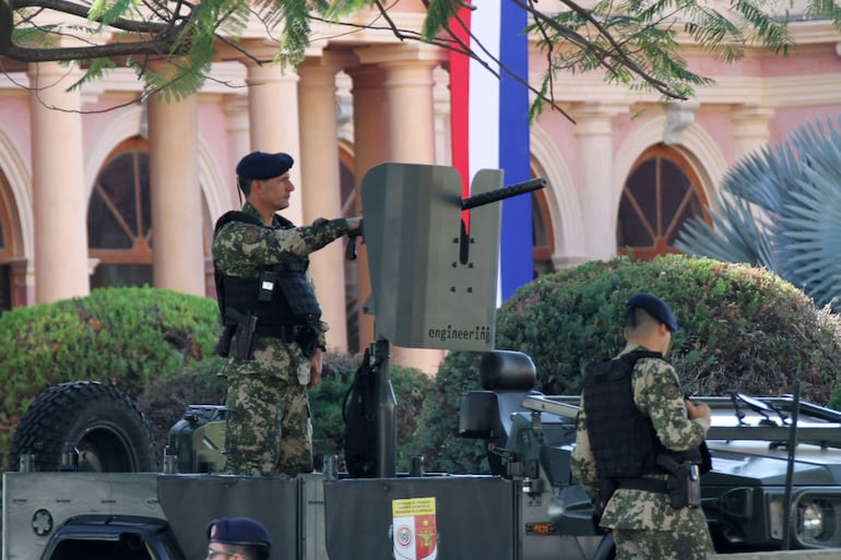 Soldados vigilan hoy durante los preparativos para la ceremonia de investidura presidencial, en el Palacio de López en Asunción (Paraguay). Este martes tendrá lugar en Asunción el acto de investidura del economista Santiago Peña como nuevo presidente de Paraguay. 