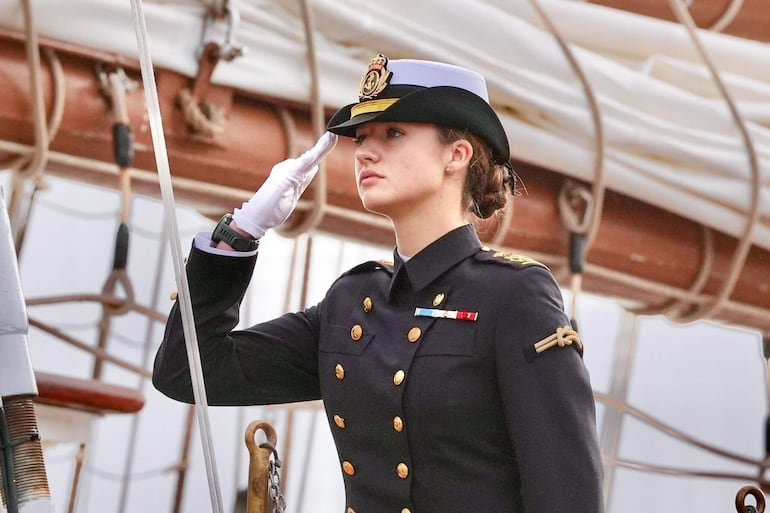 La Princesa de Asturias, Leonor, se embarcó el sábado en el buque escuela de la Armada española Juan Sebastián de Elcano para iniciar la travesía del 97 crucero de instrucción.