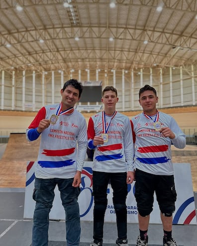 Los flamantes ganadores del Campeonato de Ciclismo BMX Freestyle que se realizó en el COP.