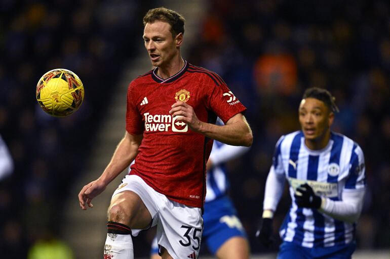 Jonny Evans, zaguero del Manchester United, intenta controlar el balón durante el partido de ayer contra el Wigan por la FA Cup (Copa de Inglaterra).