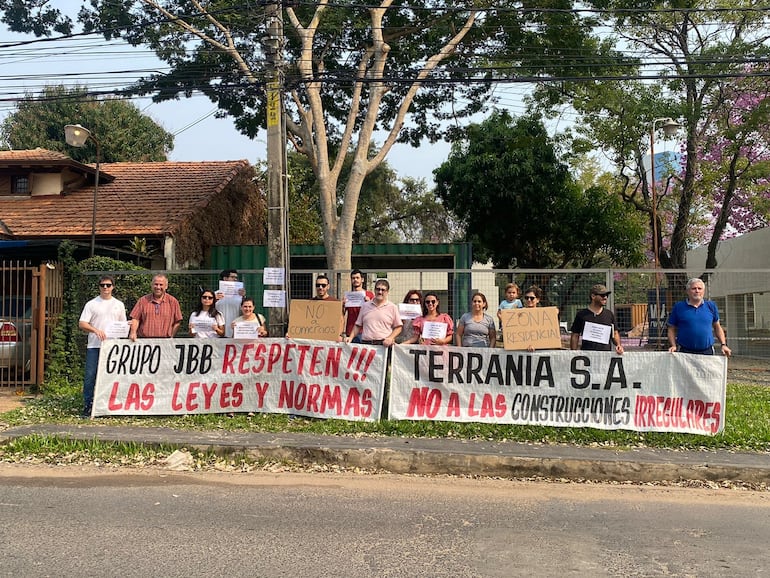 Vecinos del barrio San Jorge realizaron una manifestación pacífica, esta mañana.