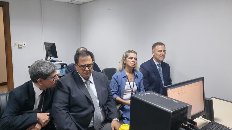 Ramón Jiménez Gaona, exministro de Obras Públicas; y Marta Regina Benítez Morínigo, exviceministra de Administración y Finanzas, durante la audiencia preliminar del caso metrobús.